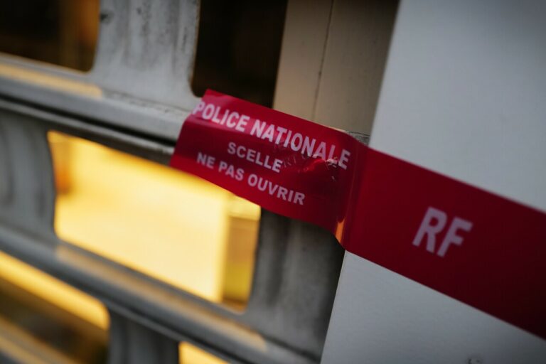 Seine-Saint-Denis : le policier détourne 23 000 € et résiste
