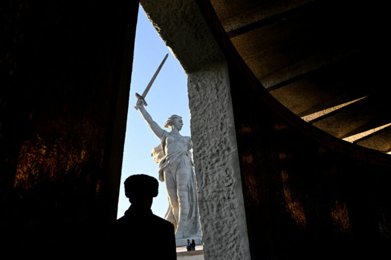 Un Recteur Russe Meurt dans une Statue Soviétique!