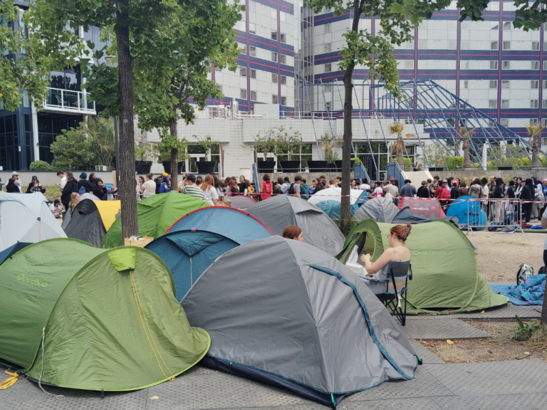 Fans de Billie Eilish campent à Bercy pour être devant !