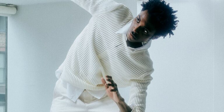 Helmut Lang: Minimalisme Monochrome Séduisant 2025