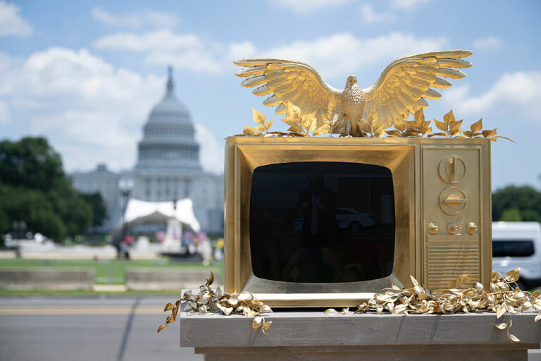 Retour Mystérieux: Sculpture Dansante de Trump