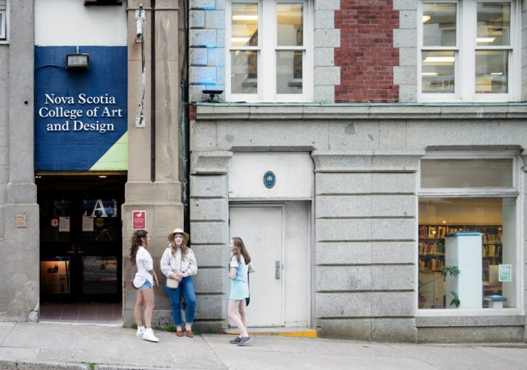 Les Écoles d'Art Canadiennes Attirent les Américains
