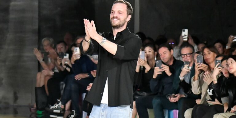 Paris: Nouveautés Mode et Baisse des Ventes LVMH