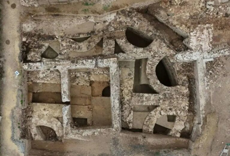 Découverte d'un Mausolée Romain Intact en France !