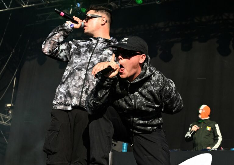 Découvrez Kneecap : le trio rap qui fait scandale à Rock en Seine