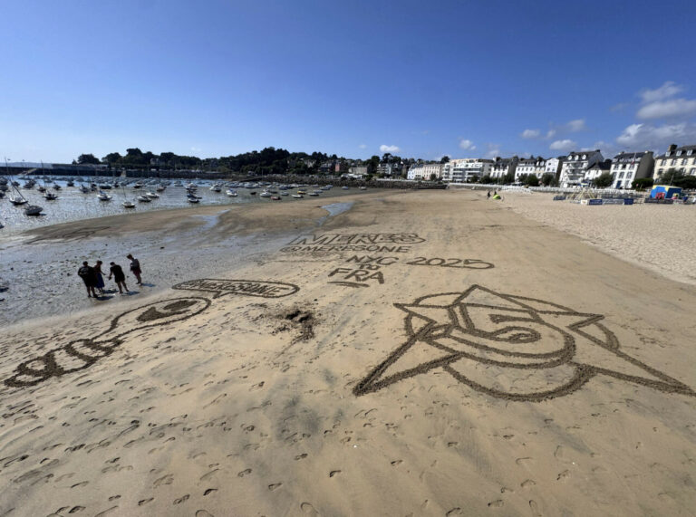 Découvrez l'artiste new-yorkais qui transforme une plage bretonne
