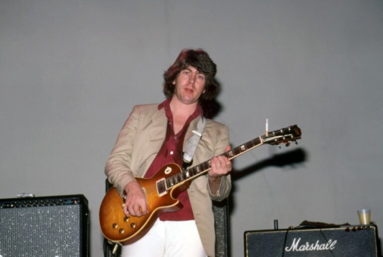 Le Met Conteste l'Ex-Stone: Guitare Volée?