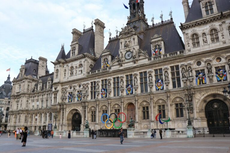 Paris : 200 sans-abri campent devant la Mairie