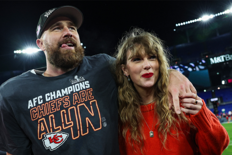 Surprise: Taylor Swift dit "oui" à Travis Kelce!