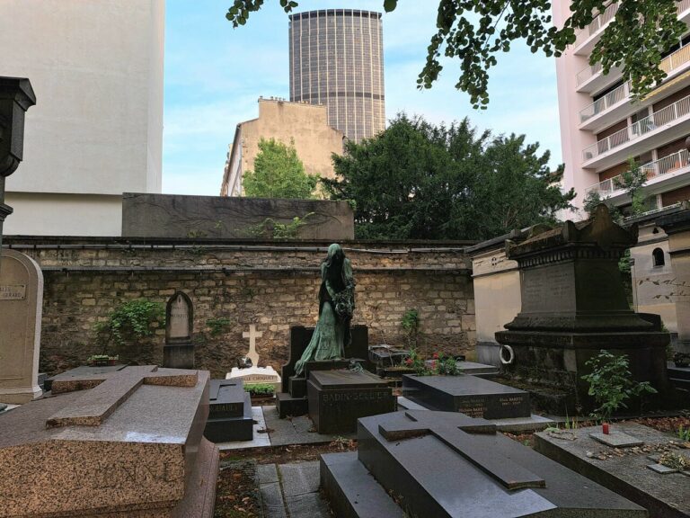 Tombes rares à Montparnasse : un trésor protégé !