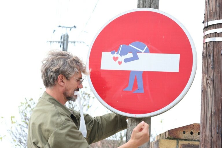 Clet illumine Roissy-en-Brie au festival d'art urbain