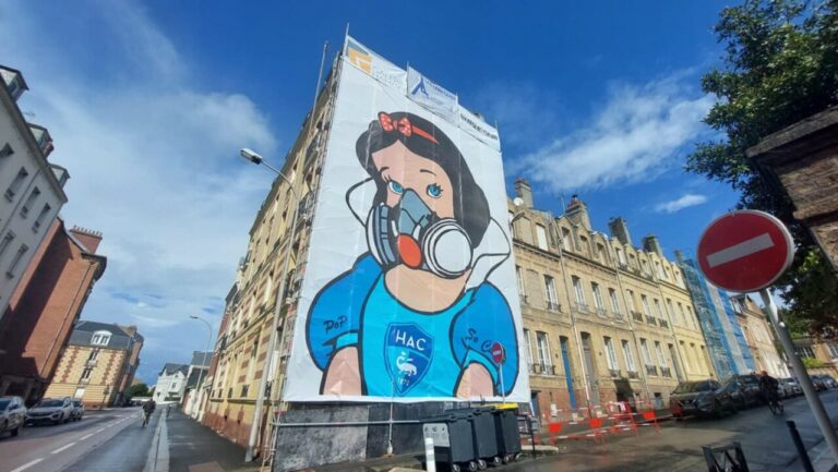 Découvrez Blanche-Neige fan du HAC sur une façade XXL !