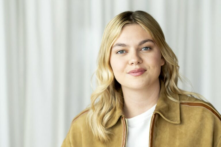 Louane et la douleur constante : Découvrez sa maladie rare