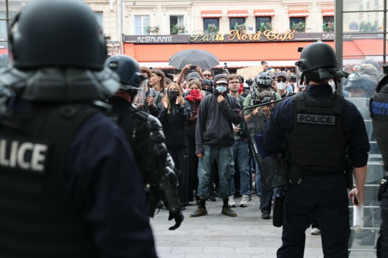 Paris: Les militants "Bloquons tout" défient les syndicats