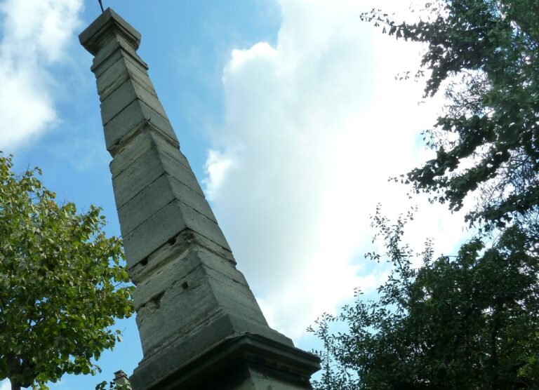 Val-de-Marne : Une pyramide en péril à sauver d'urgence