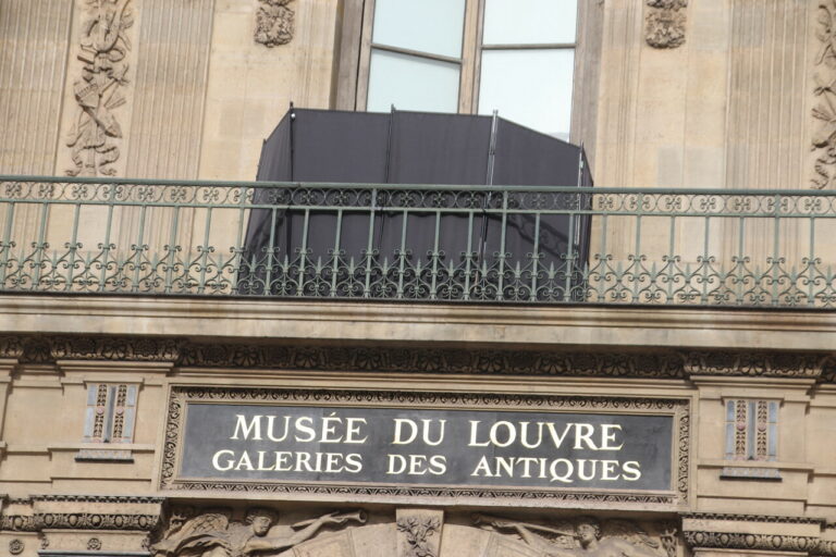 Arrestation de deux suspects du Louvre : l'un sur le départ