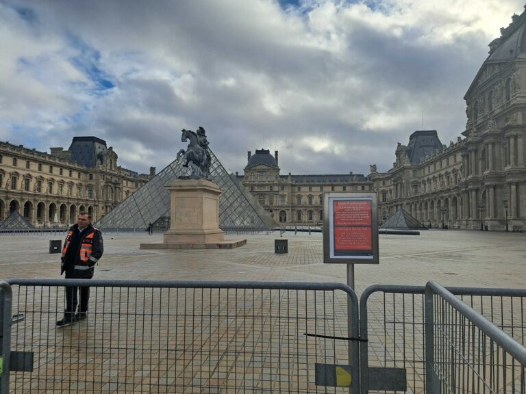 Louvre fermé après cambriolage : touristes déçus