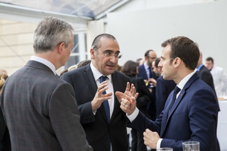 Paris: 43K agents sans chef, Macron doit trancher!