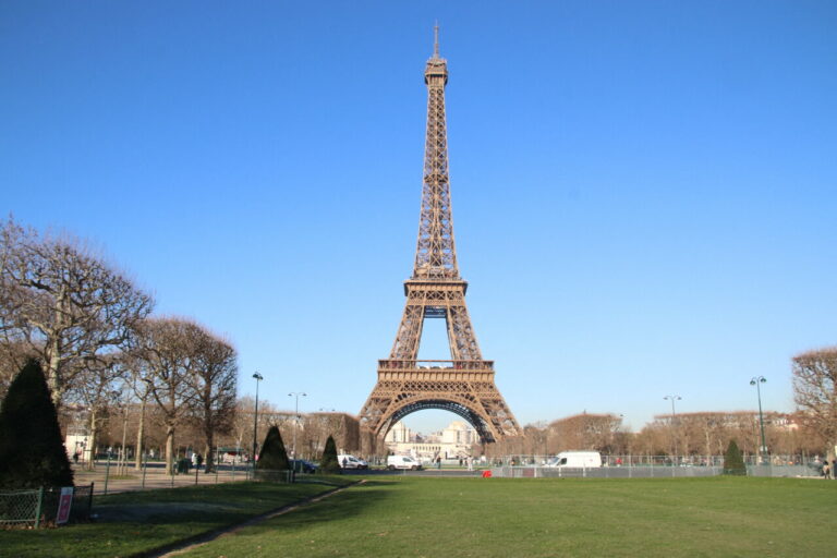 Pourquoi un hélicoptère survolera Paris ce matin ?