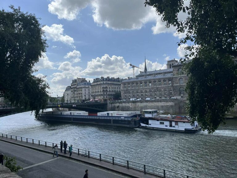 Seine : des bateaux géants révolutionnent le transport !