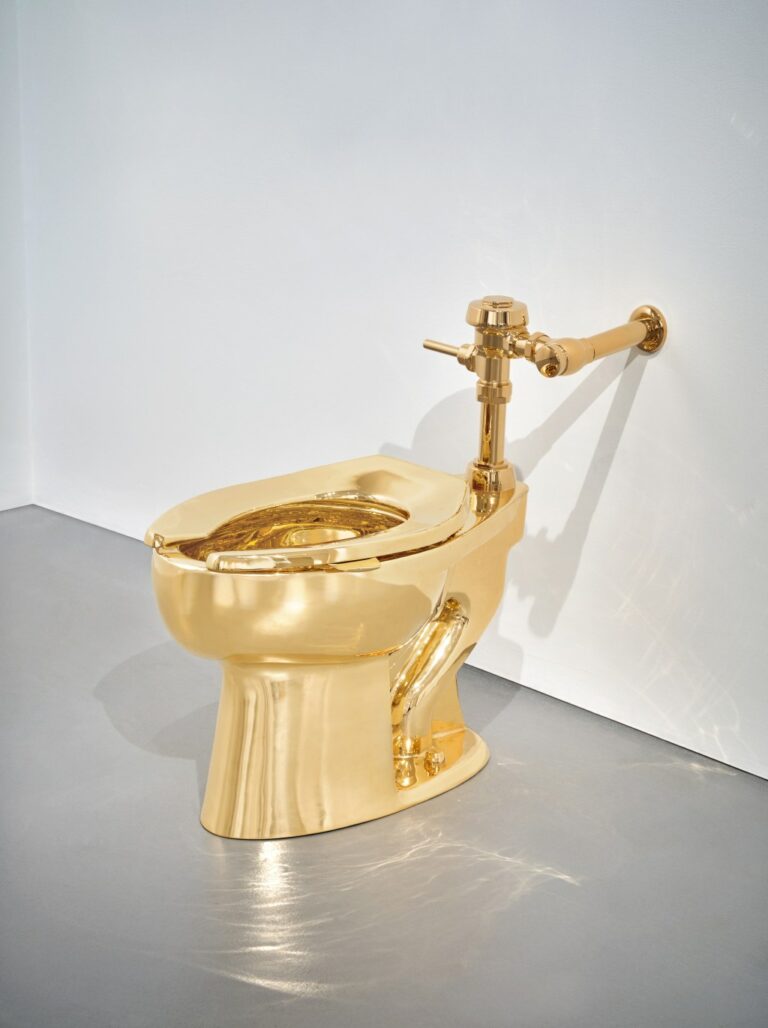 Toilette en or: Enchères à 10 M$ chez Sotheby’s!