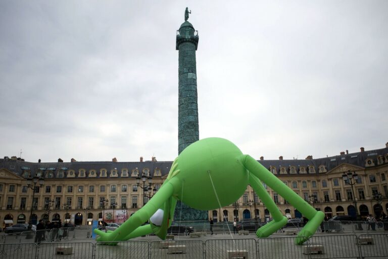 Une grenouille géante sème le buzz à Paris