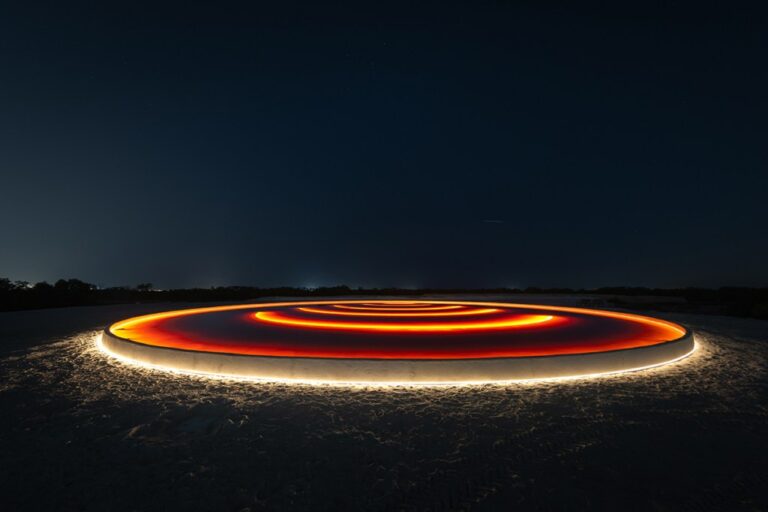 15 artistes illuminent Abu Dhabi : KAWS, DRIFT et plus