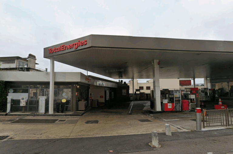 Accident à Suresnes : une voiture percute une station