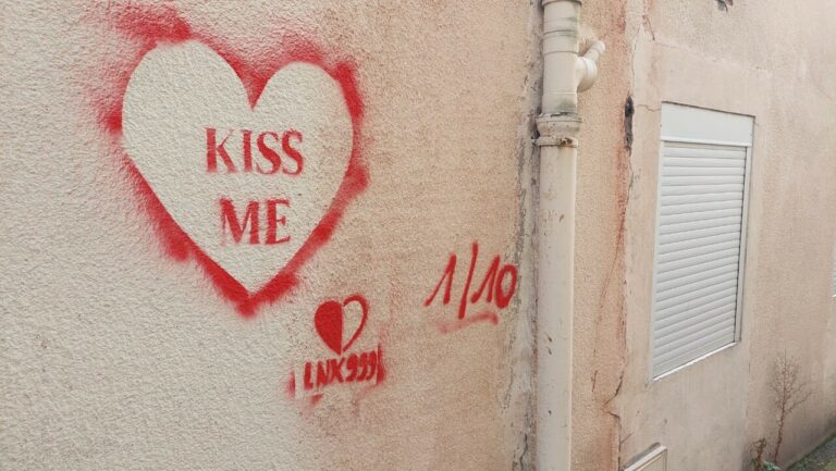 Découvrez le mystère des cœurs "Kiss me" au Havre !