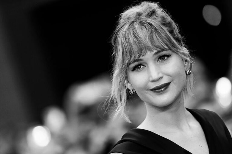 Jennifer Lawrence et 3 artistes réinventent l'art pour W