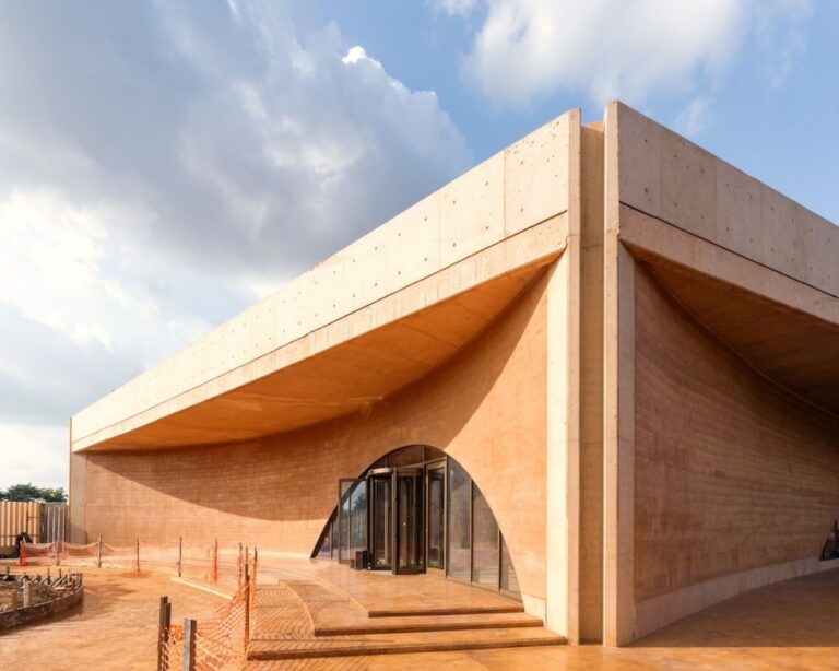 Manifestants Envahissent Musée: Fin Brutale du Preview