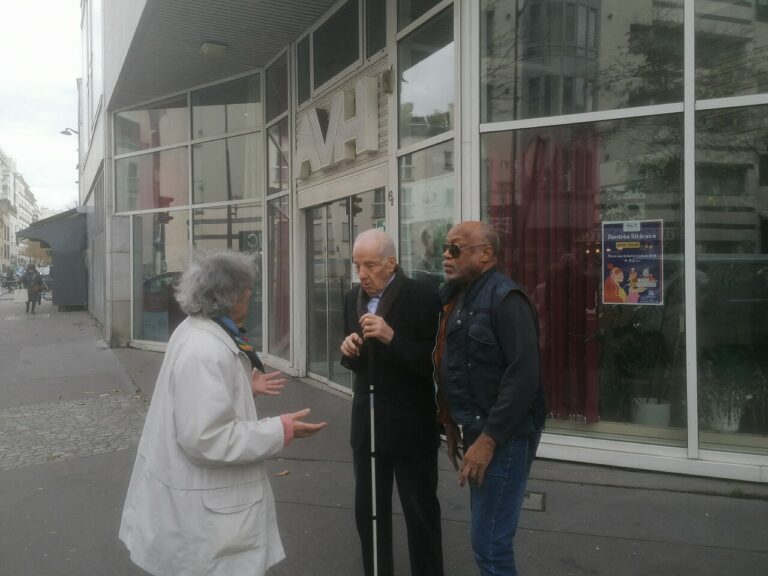 Paris : aveugles luttent pour leur foyer menacé