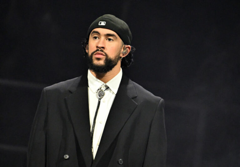 Bad Bunny critiqué pour avoir touché un artefact
