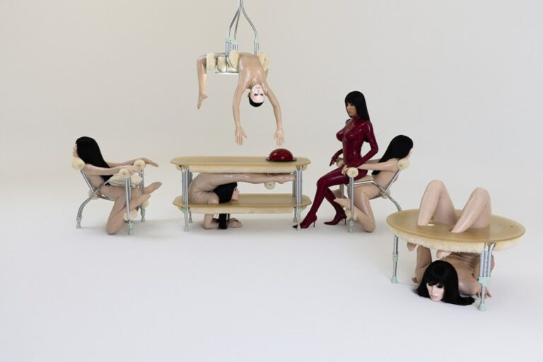 Bianca Censori: Mobilier et Art Performance!
