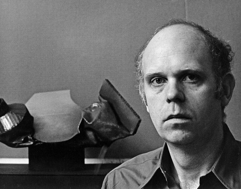 Yale Déplace la Célèbre Sculpture « Rouge à Lèvres »