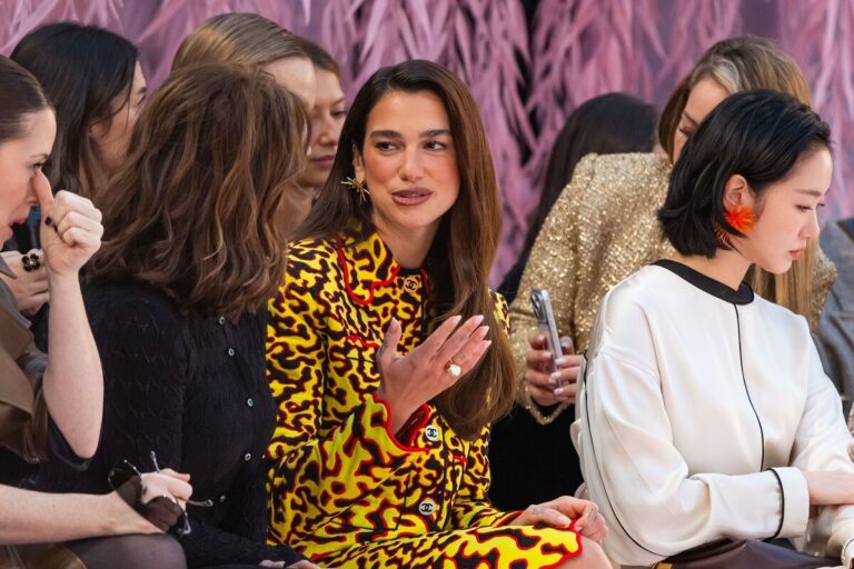 Fashion Week : Dua Lipa et son fiancé surpris dans le métro !