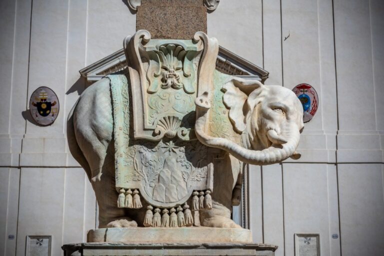 Éléphant de Bernini à Rome: Intempéries ou vandalisme?