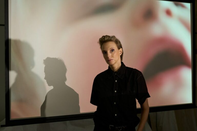 Camille Henrot: Un Retour Cinématographique Éblouissant