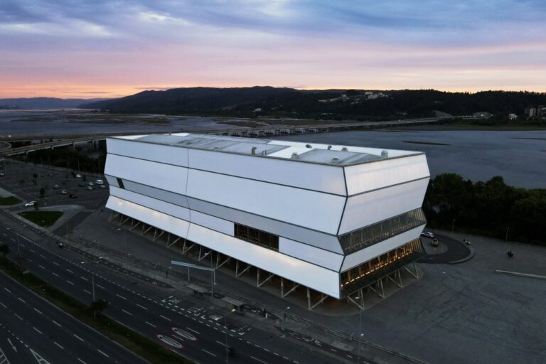 Smiljan Radic primé, Anne Pasternak dénonce !