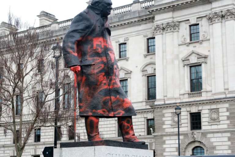 Statue de Churchill Vandalisée : « Libérez la Palestine »