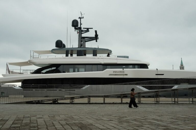 À qui appartiennent les mégayachts de la Biennale ?
