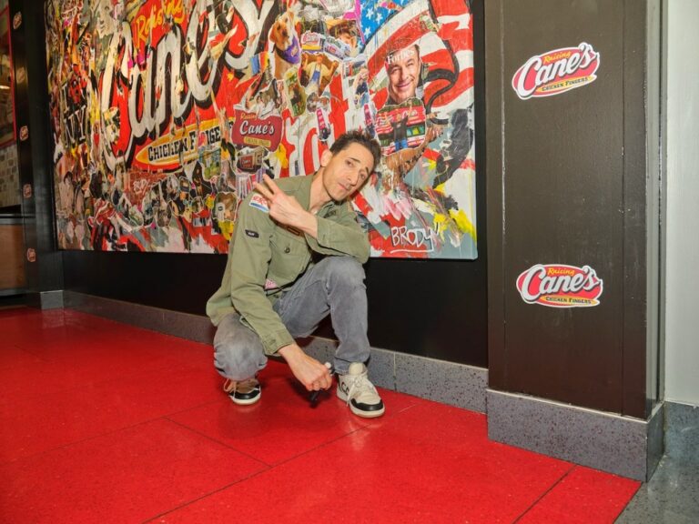 Adrien Brody: Son Nouveau Mur à Times Square!