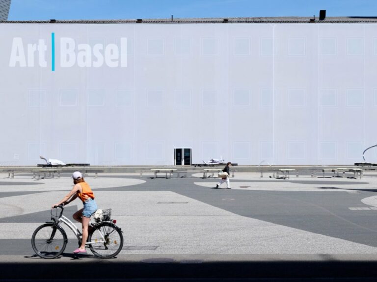 Art Basel: Succès, Artiste Anti-Poutine Tué et Plus