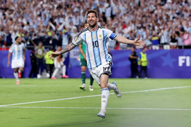 Statue géante de Messi érigée en Argentine !