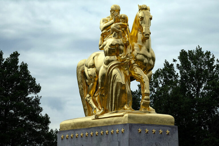 Trump Révèle Statues Dorées Près du Mémorial Lincoln