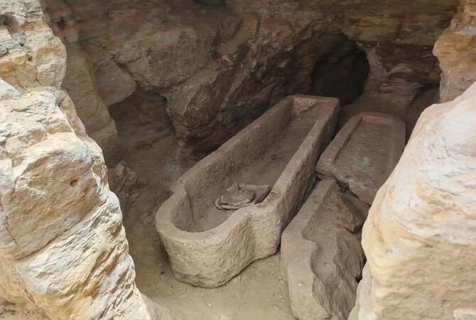 Découverte de Trois Tombes Anciennes à Bahariya !