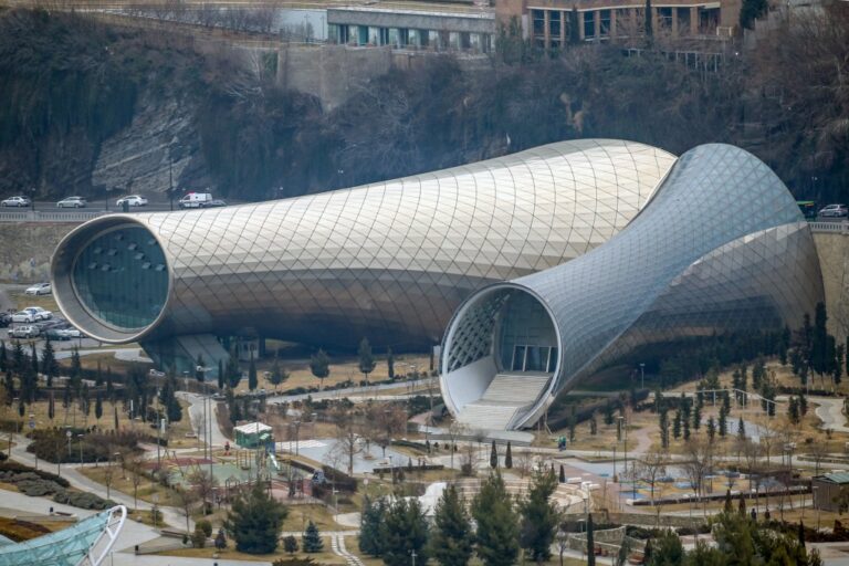 Démolition du Complexe Artistique de Tbilissi: Scandale!