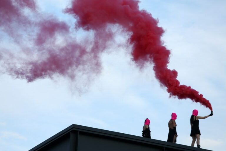 Ex-membre de Pussy Riot espionne des artistes pour la Russie