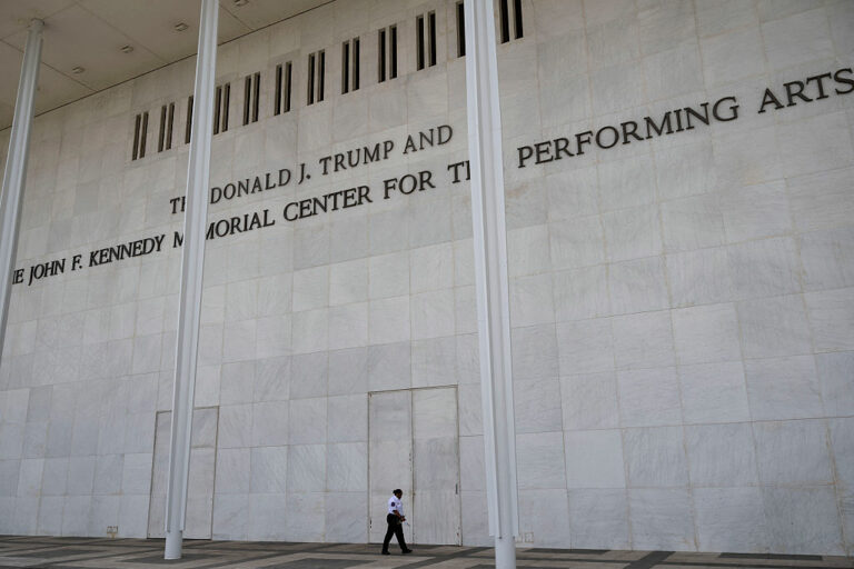 Le Kennedy Center ferme et honore Trump : choc !